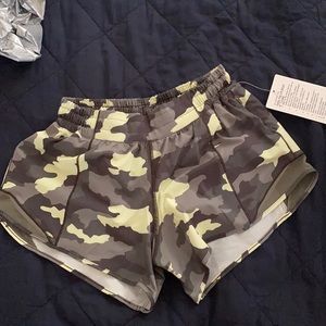 NWT Lululemon 4” lined short “Hotty Hot”